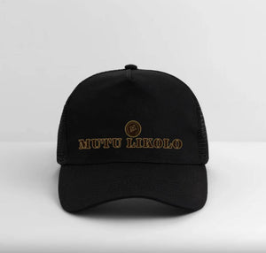 Casquette trucker noire Mutu Likolo – Collection Résilience, vue de face, avec logo imprimé doré.

Black Mutu Likolo trucker cap – Resilience Collection, front view with gold printed logo. 
