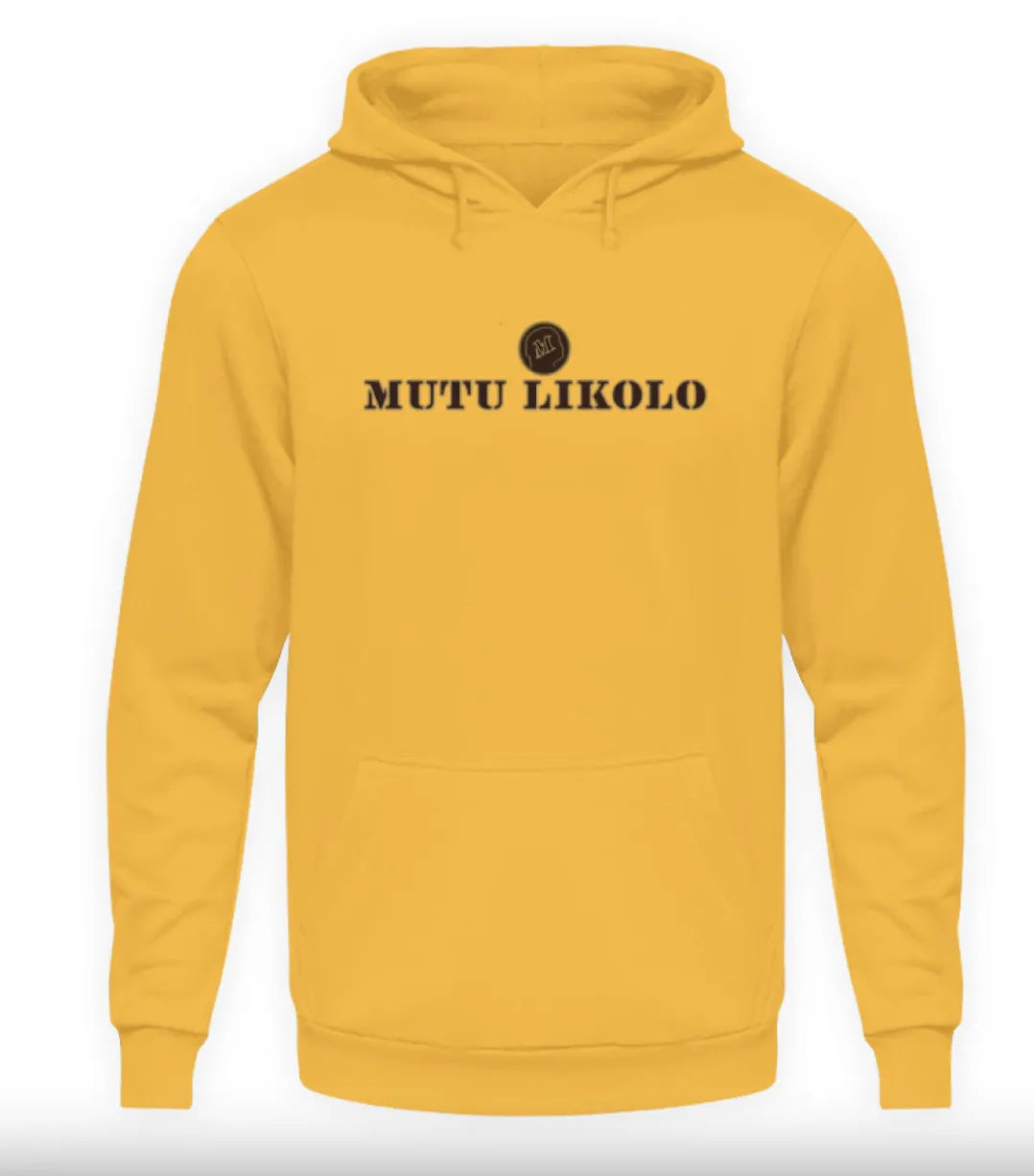Femme portant un hoodie jaune Mutu Likolo – Collection Résilience, avec logo sur la poitrine.
Woman wearing a yellow Mutu Likolo hoodie – Resilience Collection, with logo on the chest. 