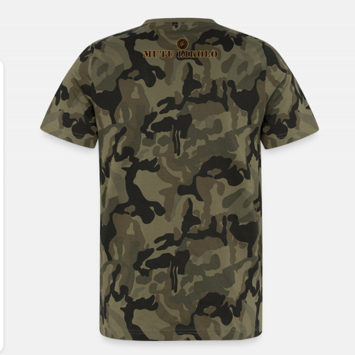 FR : T-shirt camouflage bio unisexe Mutu Likolo – Collection Résilience – face avant, coton biologique certifié

EN : Mutu Likolo unisex camouflage organic t-shirt – Resilience Collection – front view, certified organic cotton